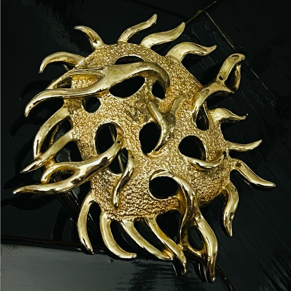 Beautiful vintage 1970 Sea Urchin brooch by Sarah Coventry.